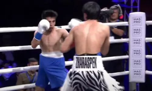 Жесткой зарубой Казахстан — Узбекистан начался вечер бокса в Алматы