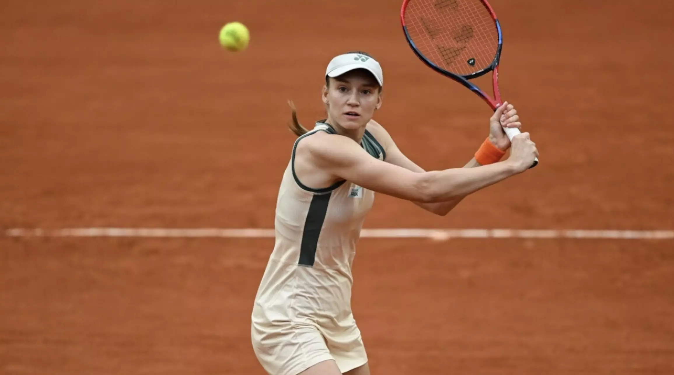 Елена Рыбакина вышла в четвертый круг турнира во Франции