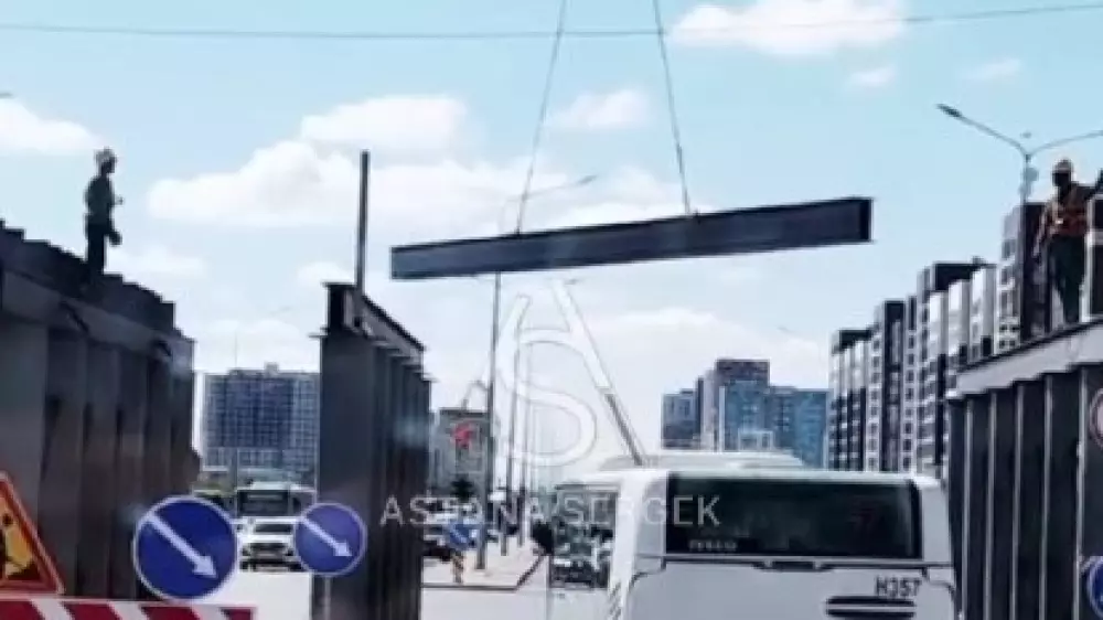 Опасное перемещение стройматериалов на LRT попало на видео в Астане