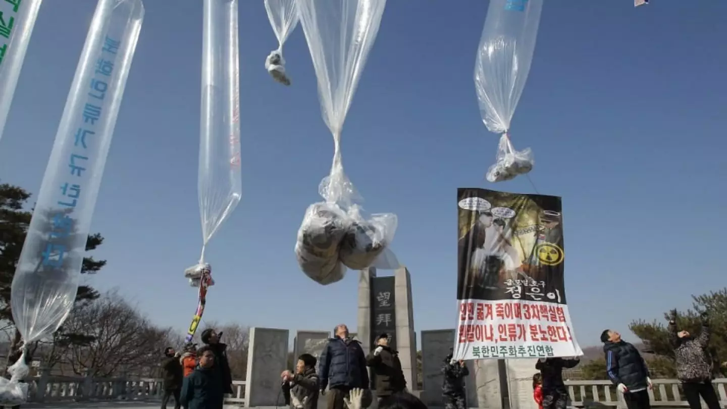 КНДР снова запустила шары с мусором и навозом в Южную Корею