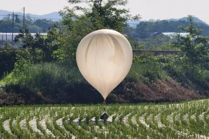 Воздушные шары с мусором и фекалиями отправила КНДР в Южную Корею