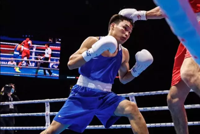 Вице-чемпион мира по боксу из Казахстана выиграл второй бой в профи