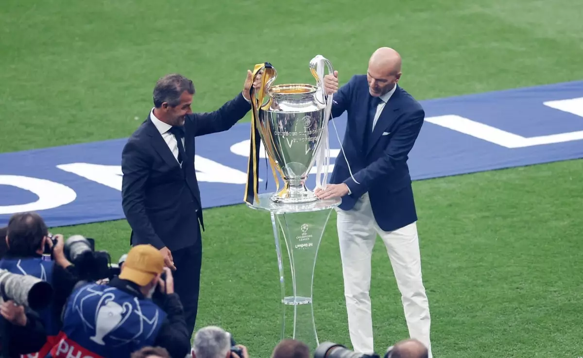 Зидан вынес трофей перед финалом Лиги чемпионов