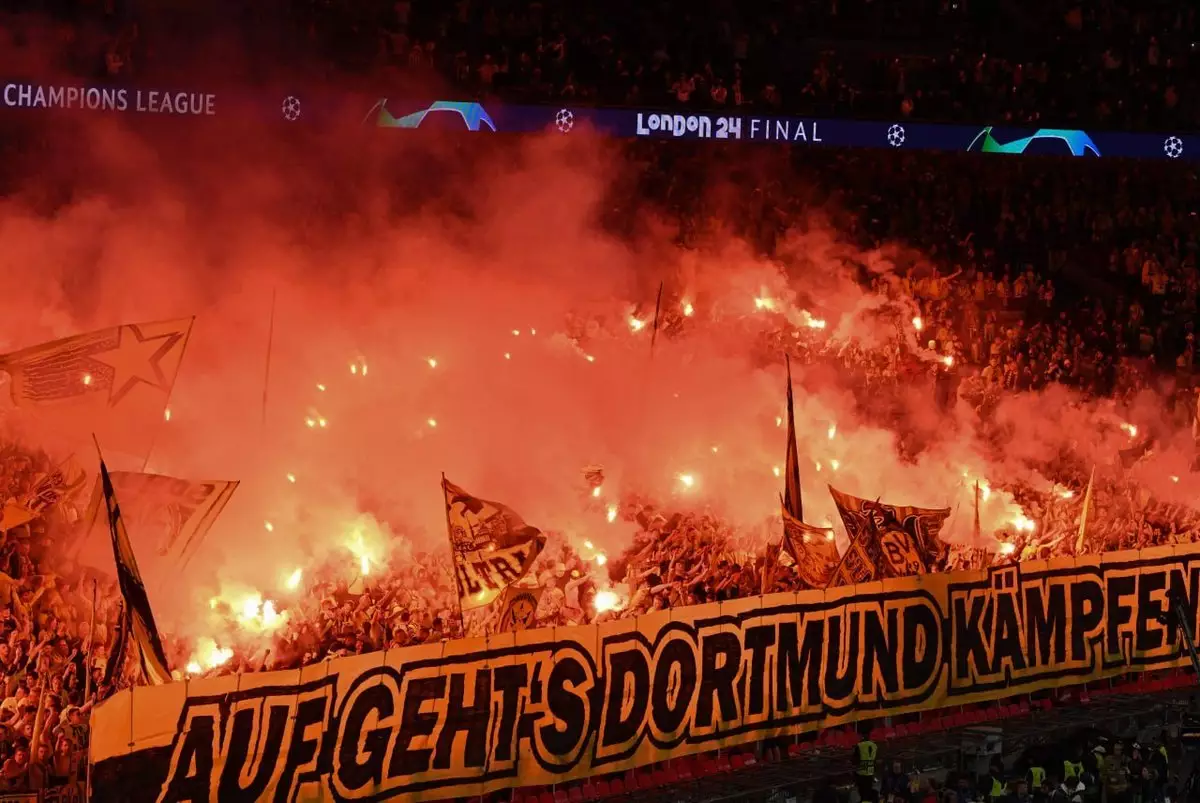 Фанаты «Боруссии» устроили мощное файер-шоу во время финала Лиги чемпионов против «Реала»