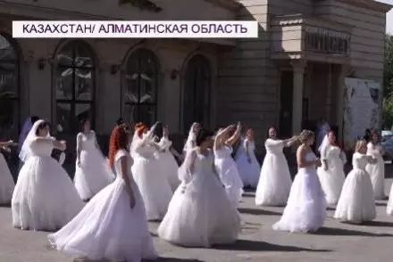 Жительницы Талгара прошлись по городу в свадебных платьях