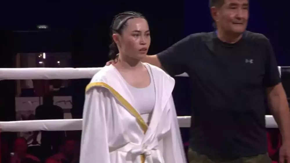 Нокаутом за 43 секунды закончился бой боксерши-красотки из Казахстана