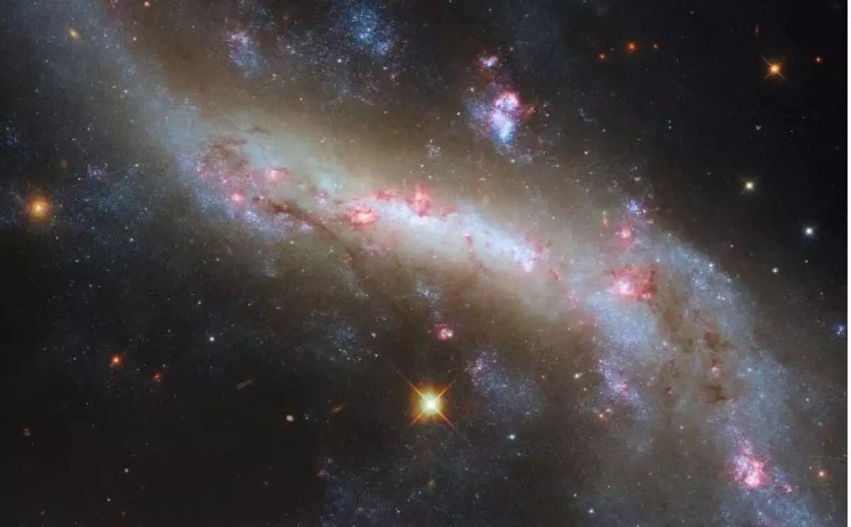 Телескоп Hubble показал огни далекой галактики