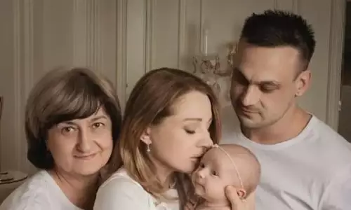 Супруга Ильи Ильина опубликовала милое семейное фото со свекровью, мужем и дочкой