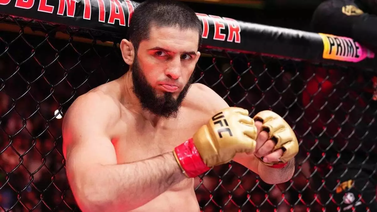Ислам Махачев триумфально защищает чемпионский титул UFC, сокрушив Дастина Порье