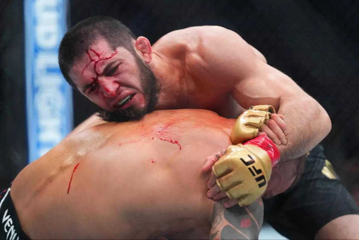 Ислам Махачев — Дастин Порье: видео победного удушающего приема в пятом раунде боя UFC 302
