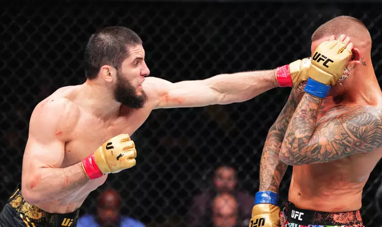 Ислам Махачев защищает чемпионский титул UFC, победив Дастина Порье. Видео
