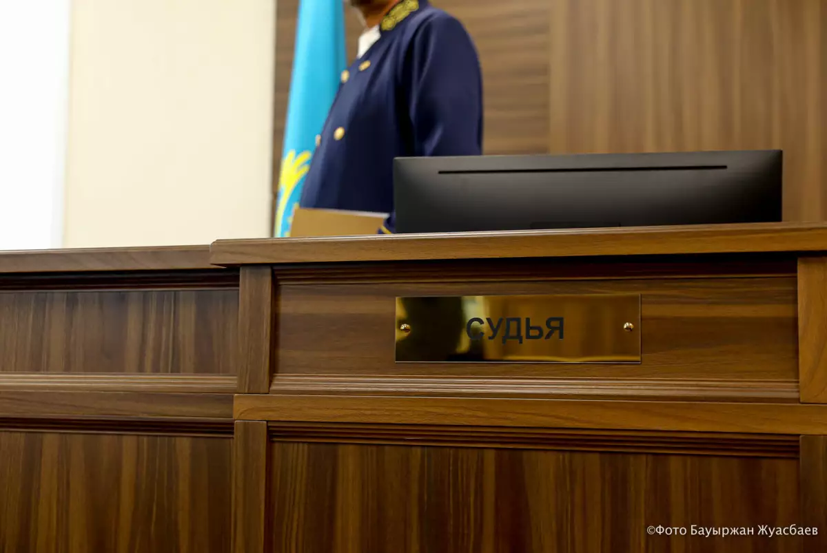 Мужчина вскрыл себе вены канцелярским ножом в зале суда в Атырау