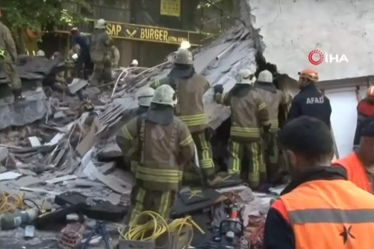 Обрушение трехэтажного дома в Стамбуле попало на видео. Есть погибший и раненые