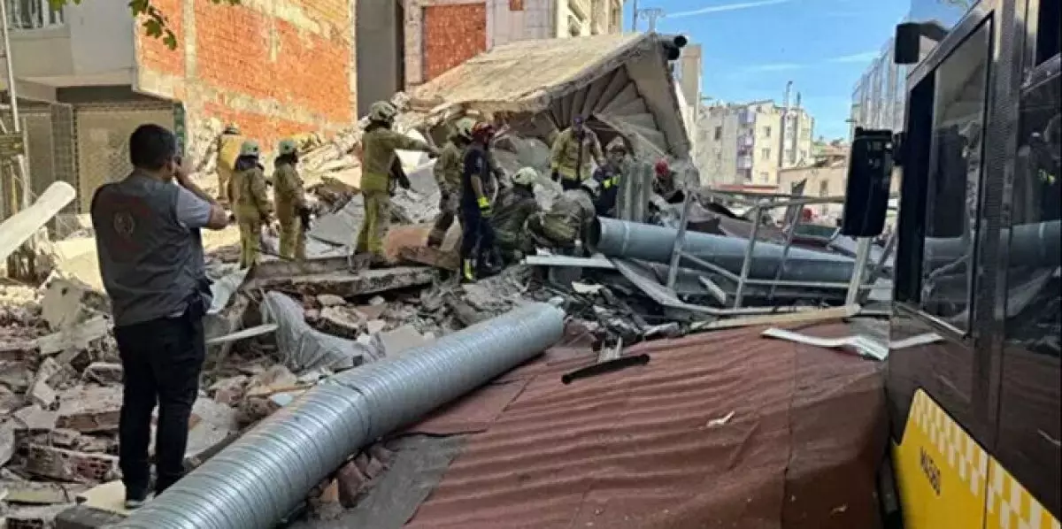 Здание обрушилось в Стамбуле (ВИДЕО)