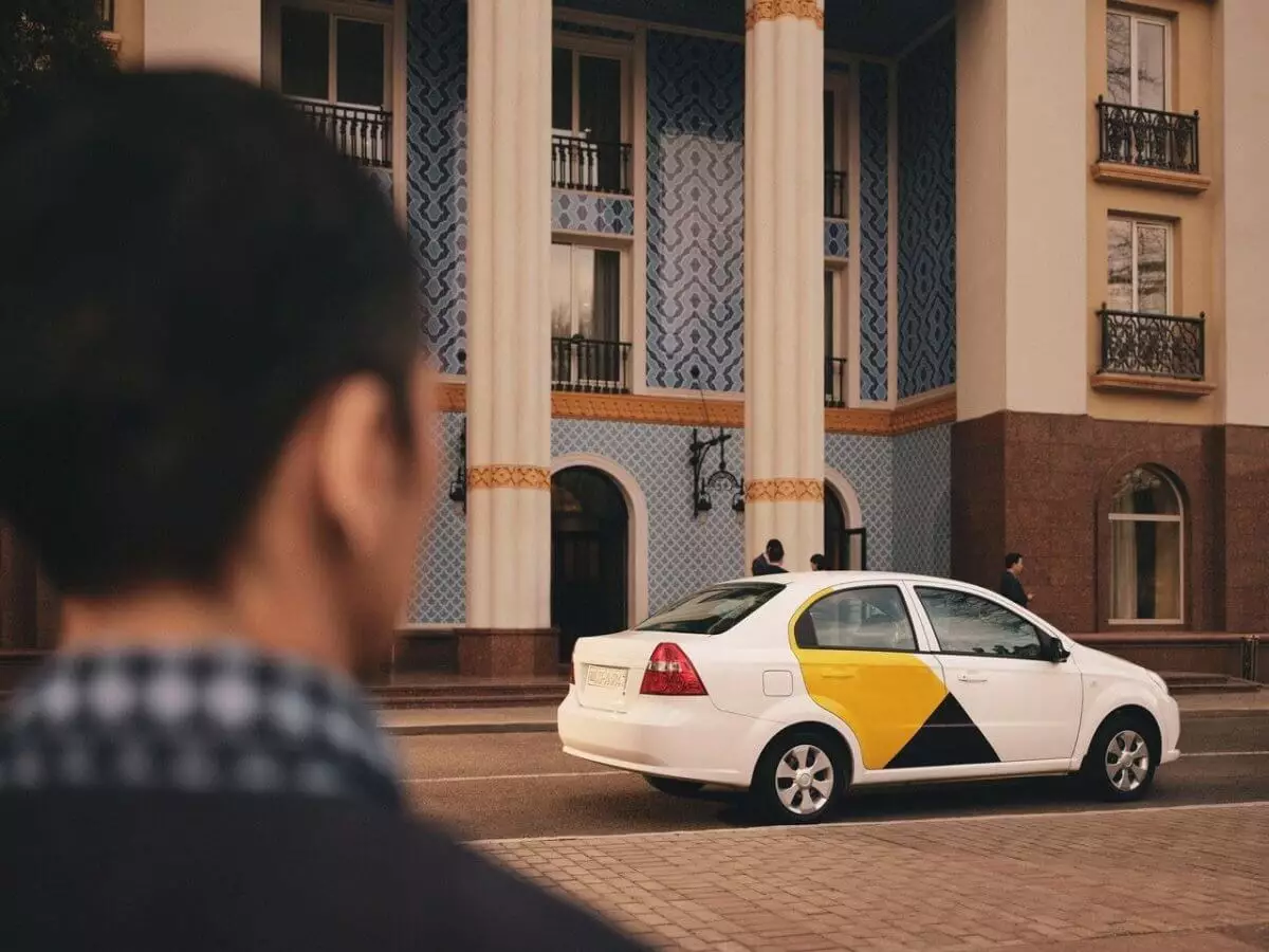Бензин дороже, а такси дешевле: казахстанцы удивлены ценам в Узбекистане (ВИДЕО)
