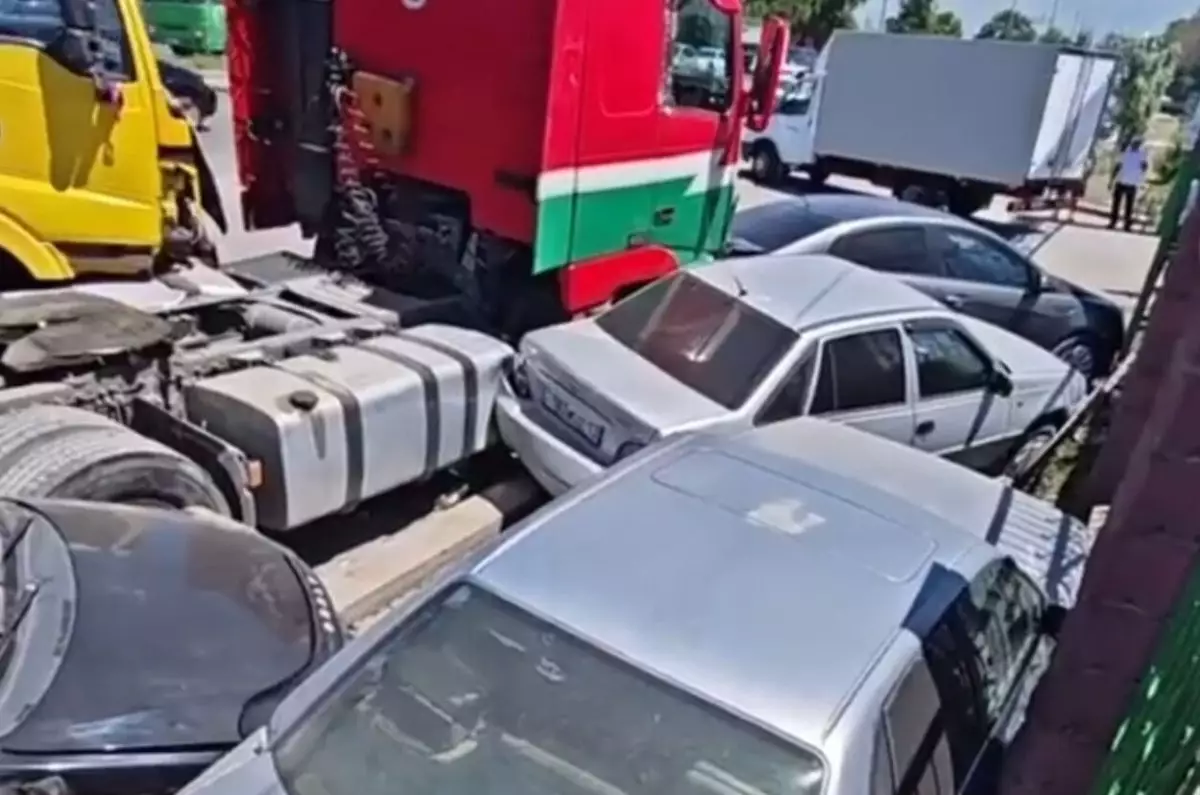 Крупное ДТП с участием двух грузовиков произошло в Алматинской области (ВИДЕО)
