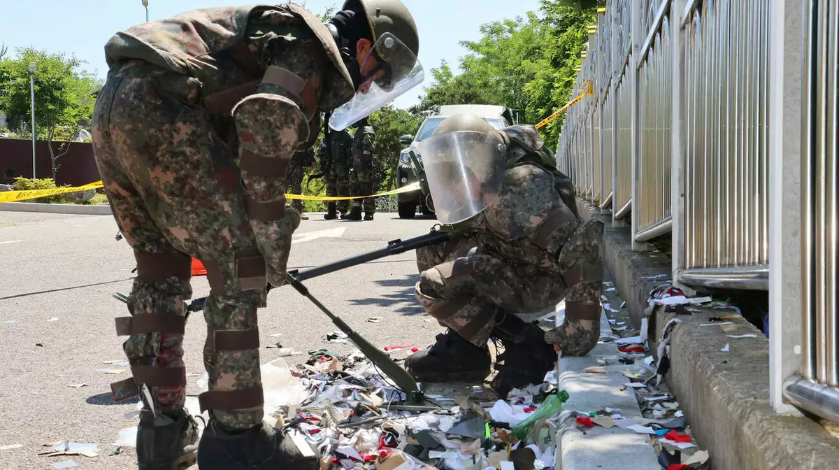 КНДР отправила в Южную Корею еще 600 воздушных шаров с мусором. ВИДЕО