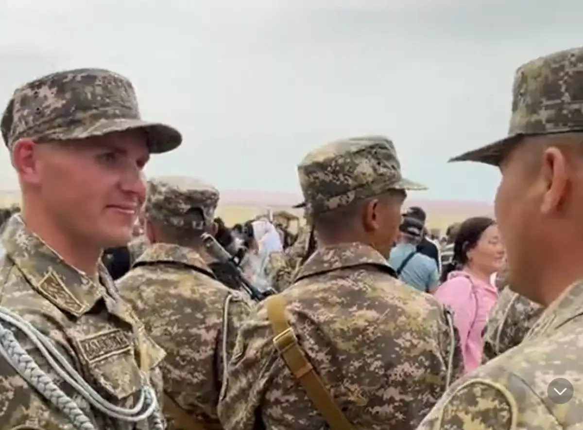 Солдат, оставшийся без поддержки семьи на присяге в Актау, растрогал казахстанцев