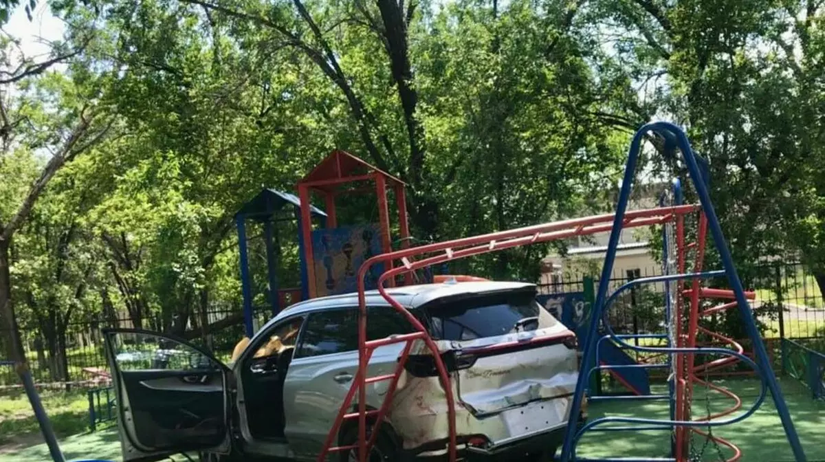 Женщина въехала на автомобиле на детскую площадку в Караганде