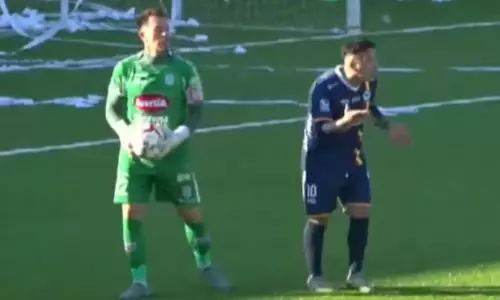 В Чили вратарь заработал пенальти «самым странным способом в истории футбола». Видео