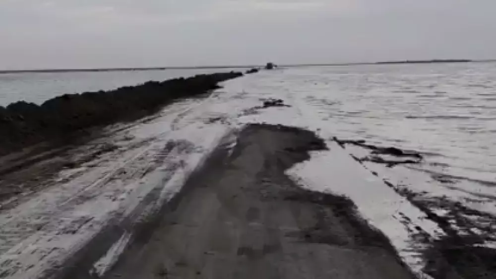 Участок дороги закрыли в Атырауской области из-за перелива