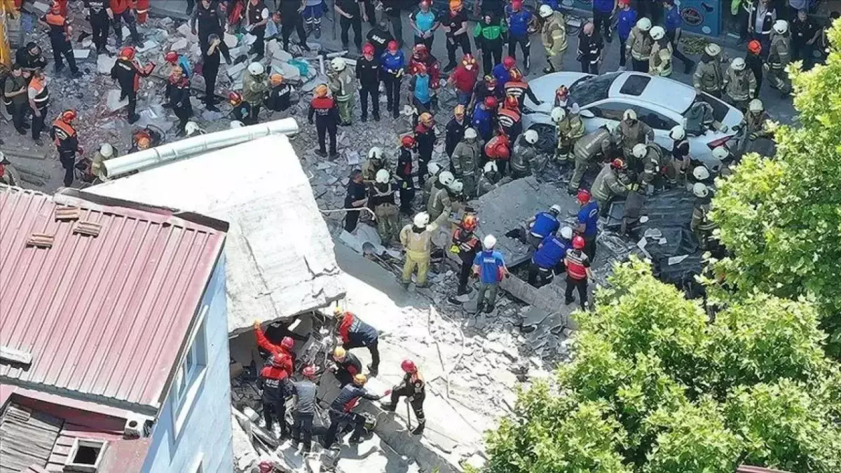 Названа причина обрушения жилого дома в Стамбуле