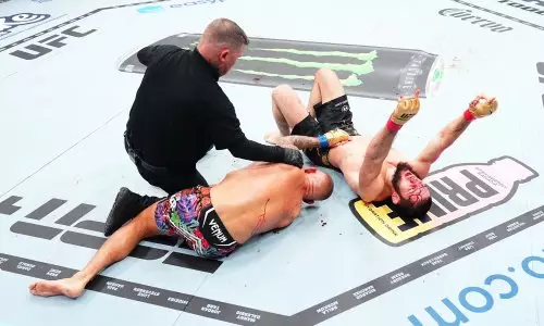 «Одновременно излом и удушение». Казахстанский тренер бойцов UFC разобрал победу Ислама Махачева
