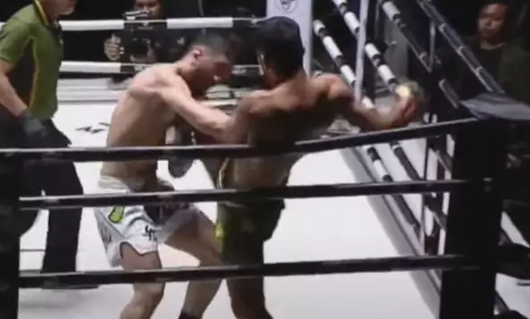 Нокаут за 55 секунд: казахстанец мощным ударом сломал нос сопернику на турнире в Бангкоке