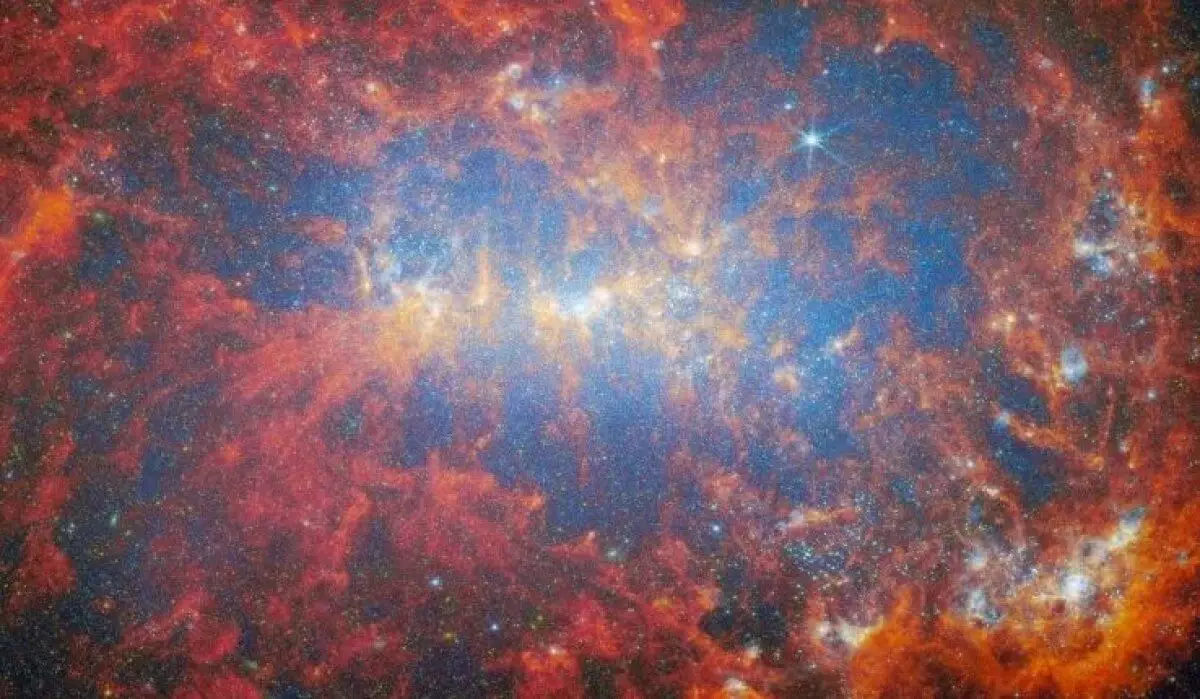 Телескоп James Webb заснял фейерверк звездных вспышек в карликовой галактике