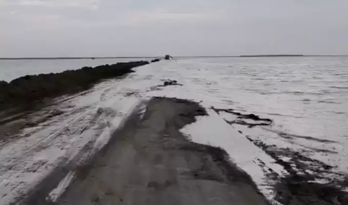 Дорогу затопило в Атырауской области: ограничен проезд грузовых машин (ВИДЕО)