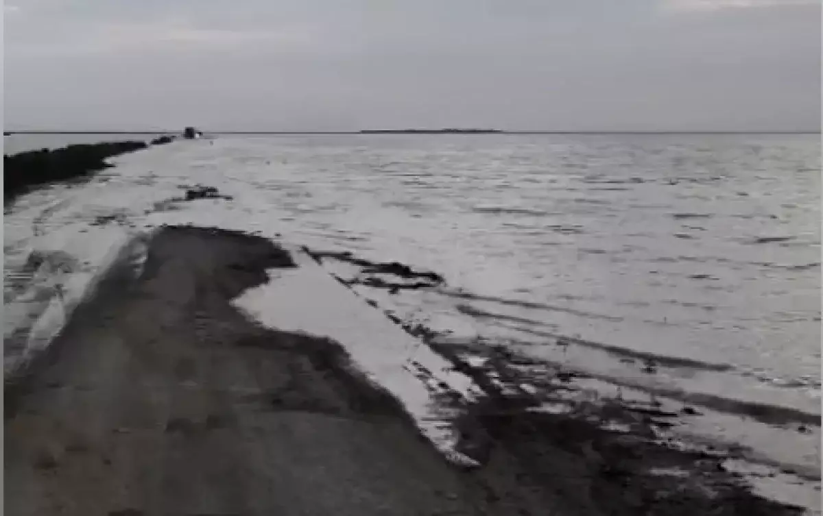 На дороге в Атырауской области введено ограничения из-за затопления