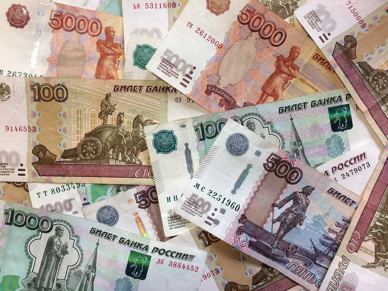 Тенге в мае ослаб по отношению к российскому рублю