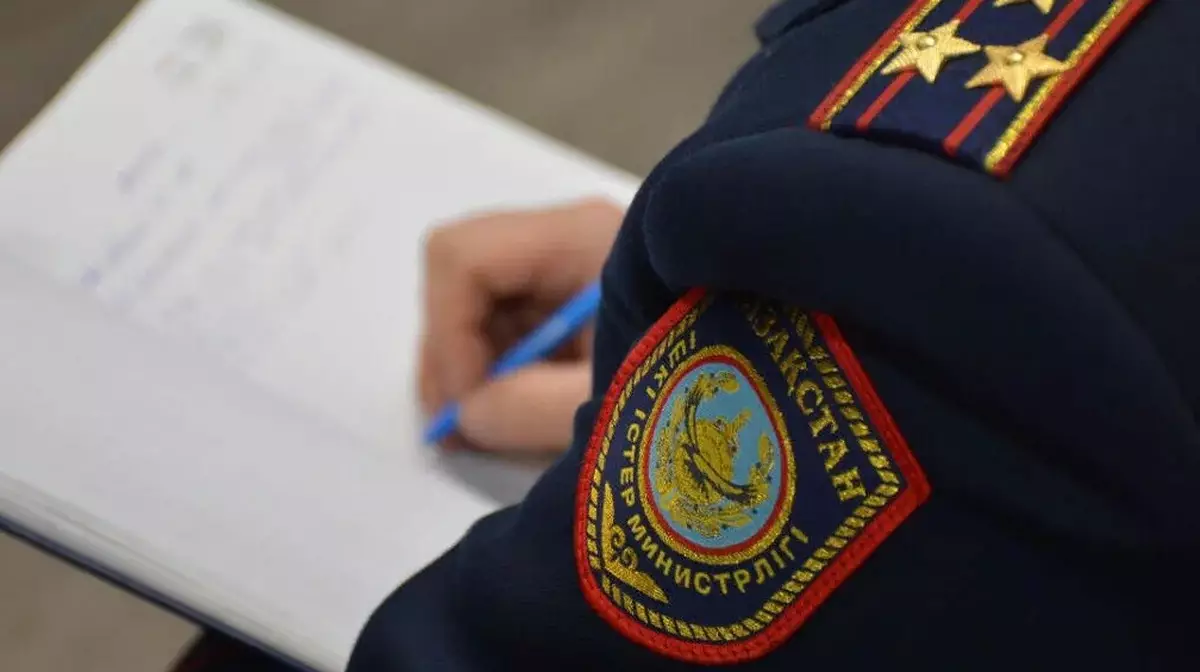 Полицейских Алматы заподозрили в получении взятки от иностранца. ВИДЕО