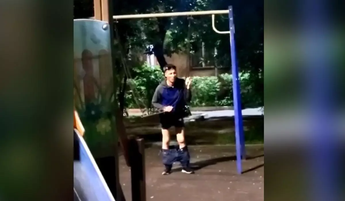 Мужчина со спущенными штанами на детской площадке напугал алматинцев (ВИДЕО)
