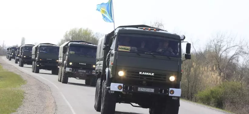 Казахстанцев предупреждают о переброске военной техники