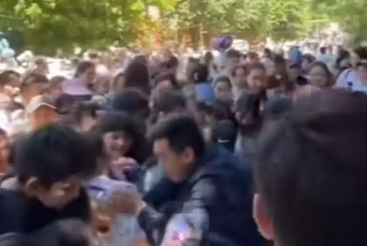 Дети устроили давку из-за бесплатного мороженого в Алматы