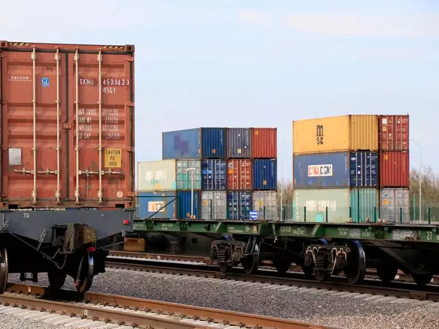 Почти половина экспорта услуг РК приходится на транспортные