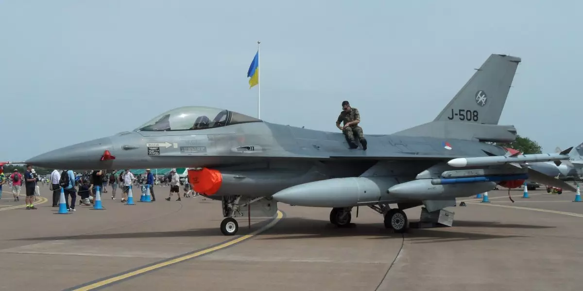 Нидерланды разрешили Украине наносить удары по территории России истребителями F-16