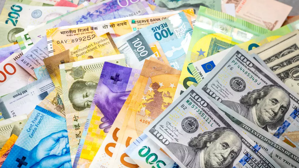 Курс доллара начал неделю со снижения в Казахстане