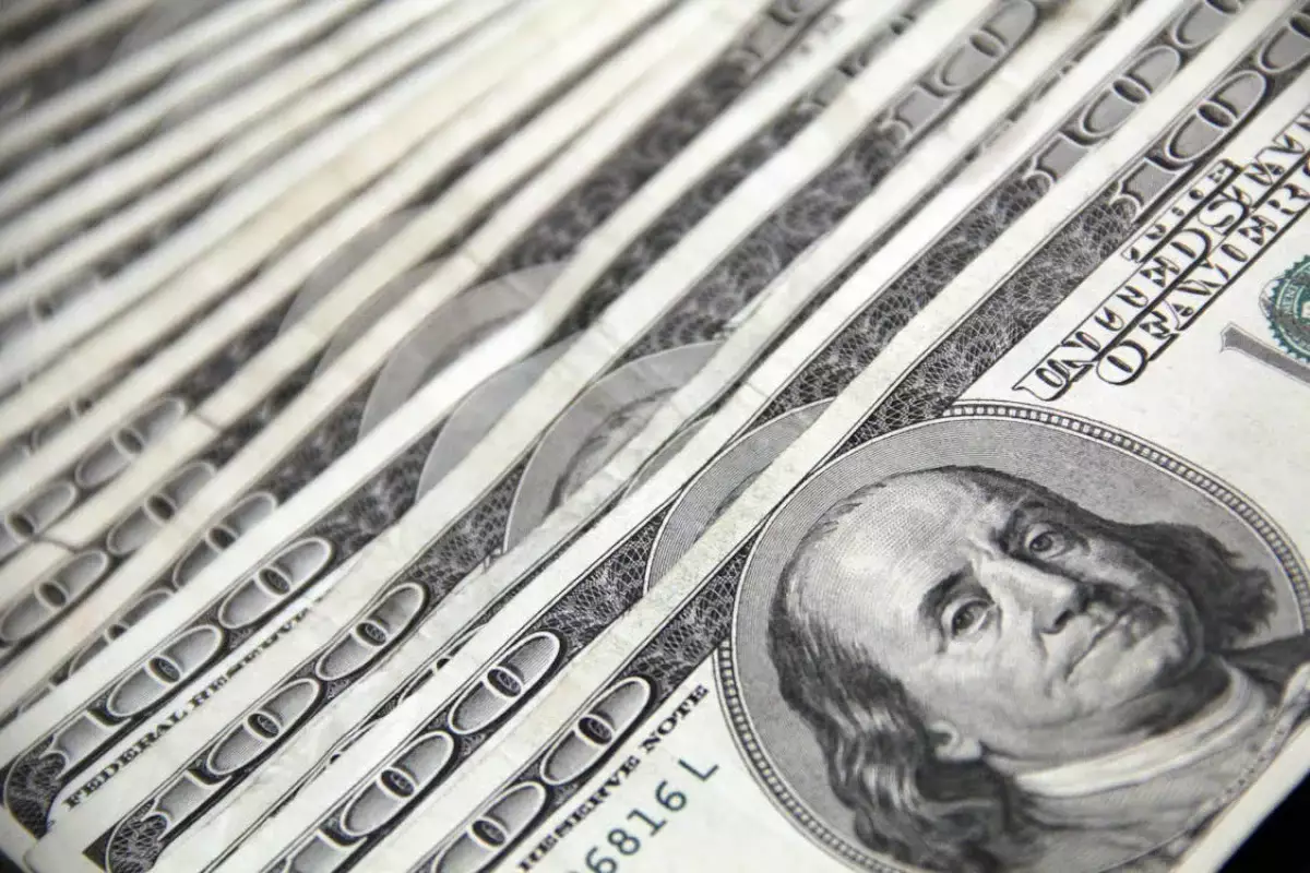 Доллар подешевел на казахстанской бирже после выходных