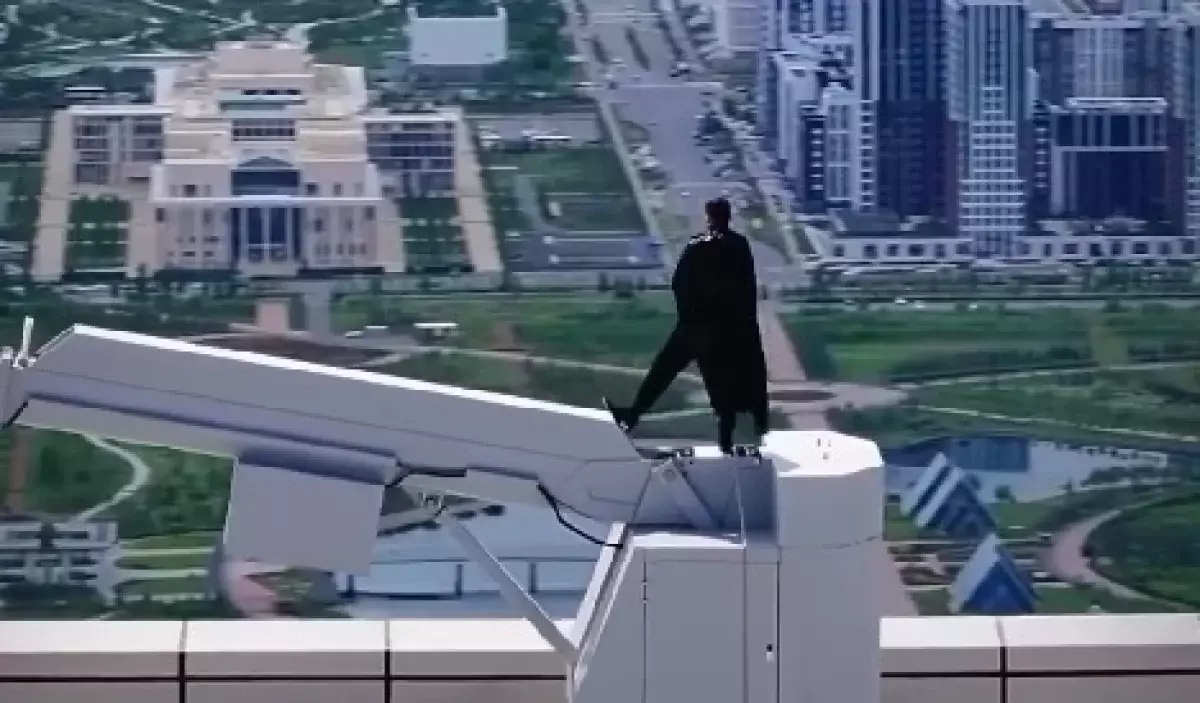 Депутат на крыше высотки в Астане возомнил себя супергероем