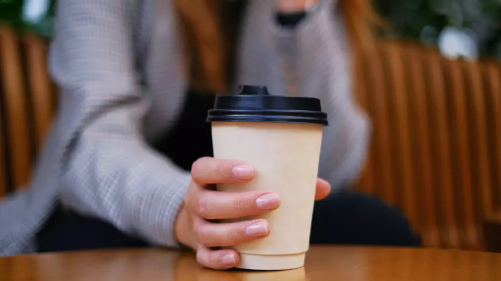 Опасности кофе из бумажных стаканчиков: риски для здоровья