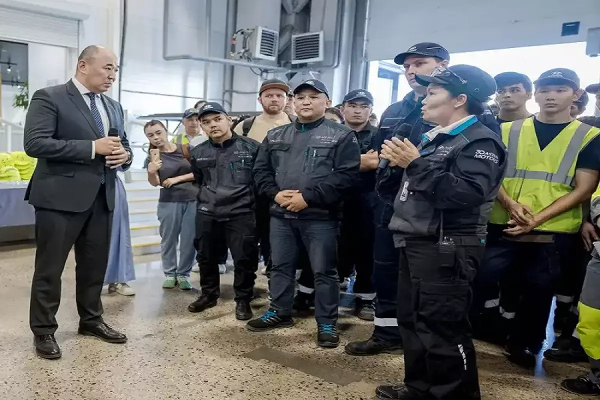 Министр промышленности и строительства встретился с работниками автопрома в Алматы