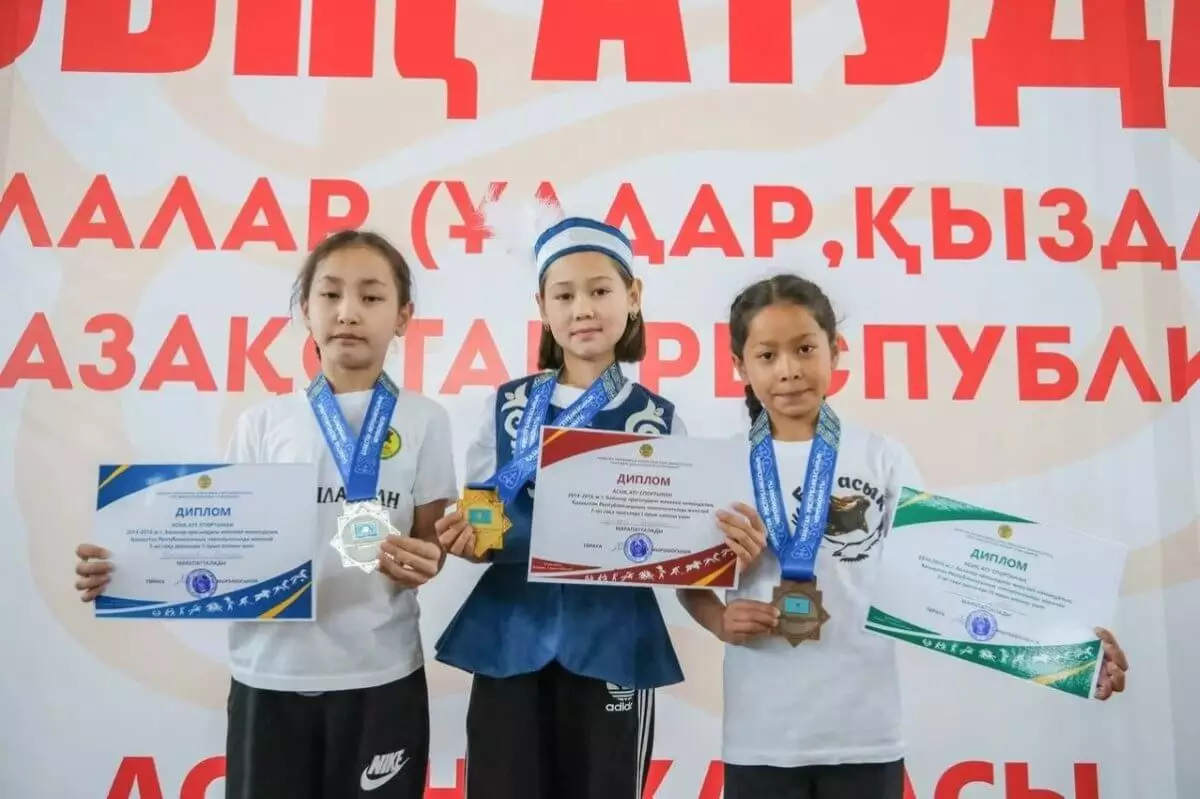 Чемпионов Казахстана по асык ату среди детей наградили в Астане
