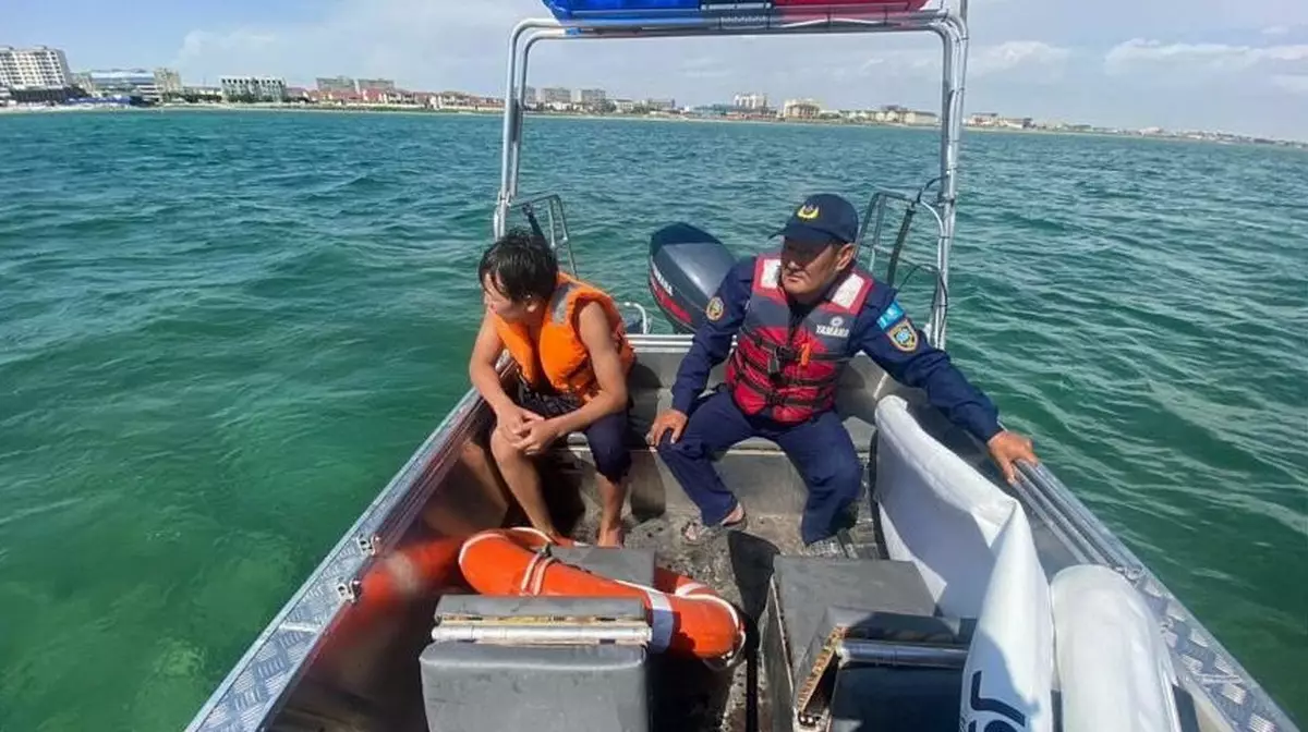 Сёрфера спасли сотрудники МЧС в Каспийском море