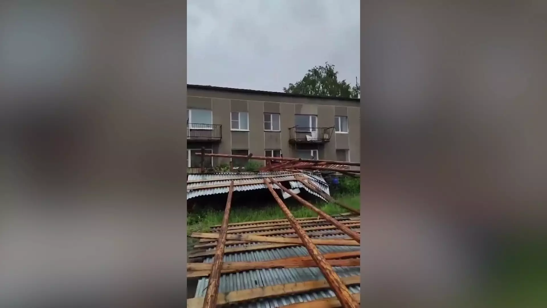 Ураганный ветер снес крышу четырехквартирного дома в Восточном Казахстане