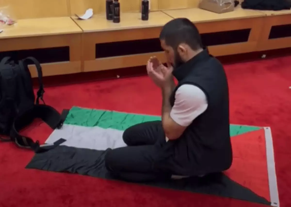 Ислам Махачев совершил намаз на флаге Палестины: Видео