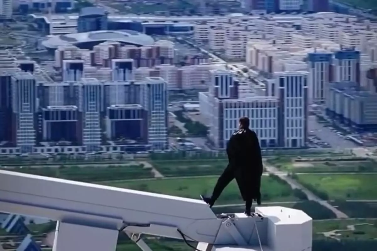 Видео с депутатом в костюме бэтмена на крыше «Абу-Даби Плаза» удивило казахстанцев