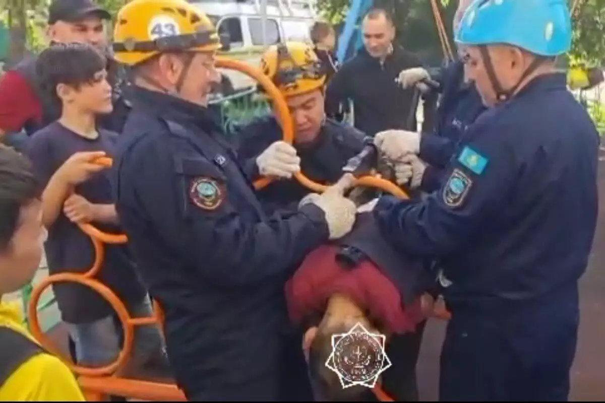 Застрявшего в кольце мальчика вызволили спасатели в Павлодаре (ВИДЕО)