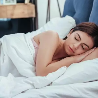 На каком боку спать, чтобы уменьшить храп и изжогу, рассказали врачи